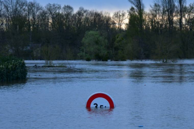 Les environs de La Roche-Posay (Vienne), inondés par les crues des rivière Vienne et Creuse, le 31 mars 2024 ( AFP / Pascal LACHENAUD )