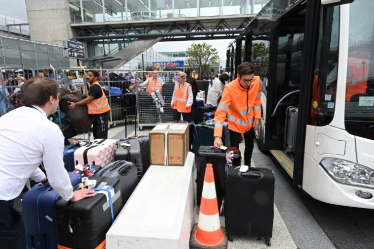 Le gestionnaire des aéroports parisiens ADP n'attend pas de "surcroît de trafic significatif" par rapport à un été normal ( AFP / STEFANO RELLANDINI )