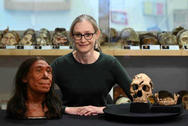 Emma Pomeroy, paléo-anthropologue, à côté du crâne et du visage reconstitués d'une femme néandertalienne de 75 000 ans, nommée Shanidar Z, à l'université de Cambridge, le 25 avril 2024 en Angleterre ( AFP / Justin TALLIS )
