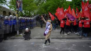 Des manifestants face à la police anti-émeute à Istanbul, le 1er mai 2024 ( AFP / Yasin AKGUL )