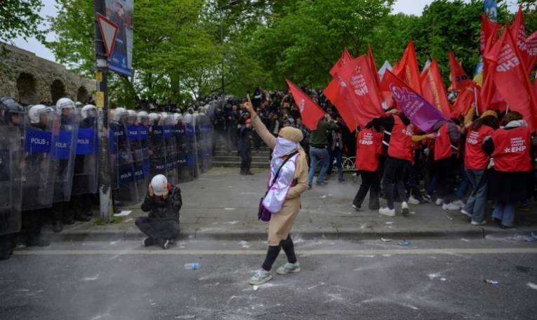 Des manifestants face à la police anti-émeute à Istanbul, le 1er mai 2024 ( AFP / Yasin AKGUL )