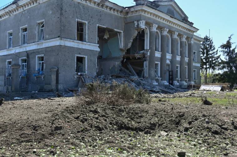 Un bâtiment endommagé par une frappe russe à Zolotchiv, dans la région de Kharkiv, le 1er mai 2024 en Ukraine ( AFP / SERGEY BOBOK )