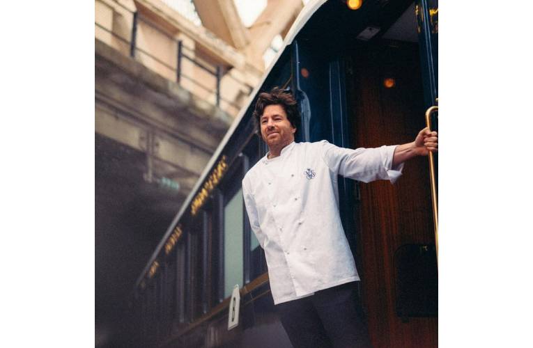 Jean Imbert prend les commandes des cuisines du Venice-Simplon-Orient-Express. crédit photo : Capture d’écran Instagram @jeanimbert