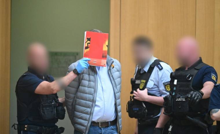 L'un des 9 Allemands, suspectés d'appartenir à un groupuscule prêt à un coup d'Etat, arrive dans la salle d'audience du tribunal de Stuttgart (sud-ouest) au premier jour du procès, le 29 avril 2024 ( POOL / Bernd Weißbrod )