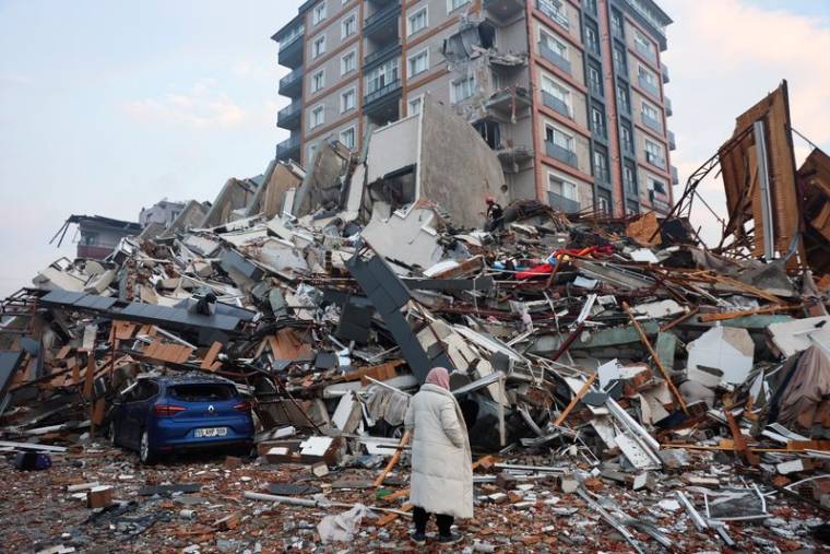 Les sauveteurs recherchent des survivants sous les décombres à la suite du tremblement de terre à Hatay, en Turquie
