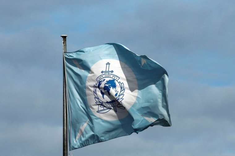 Un drapeau avec le logo d'Interpol au siège de l'organisation à Lyon