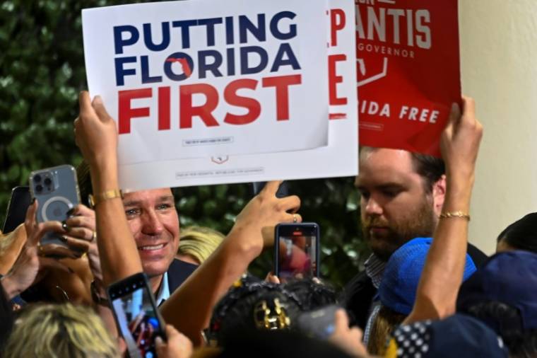 Le républicain Ron DeSantis (G) à Hialeah, Floride, le 7 novembre 2022 ( AFP / Eva Marie UZCATEGUI )
