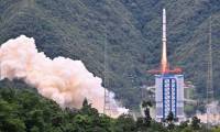 Une fusée Longue Marche 2-C emportant le satellite franco-chinois destiné à repérer les "sursauts gamma" dans l'espace, décolle de la base spatiale de Xichang, dans le Sichuan (sur-ouest de la Chine), le 22 juin 2024 ( AFP / ADEK BERRY )