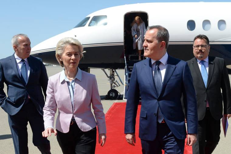 Ursula Von der Leyen accueillie par le ministre des Affaires étrangères d'Azerbaïdjan Jeyhun Bayramov à Bakou, le 18 juillet 2022. ( AFP / TOFIK BABAYEV                        )