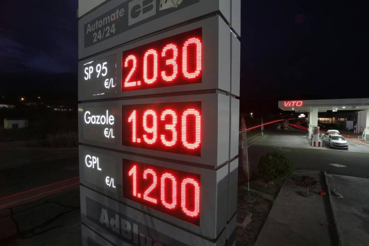 Malgré la ristourne du gouvernement, le prix de l'essence a repassé la barre des 2€ (illustration) ( AFP / PASCAL POCHARD-CASABIANCA )