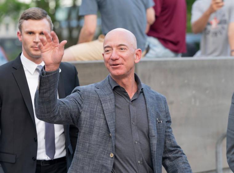 Le patron d’Amazon, Jeff Bezos, décide de quitter son poste de PDG de l’entreprise pour prendre du recul et se consacrer à d’autres projets. crédit photo : Shutterstock
