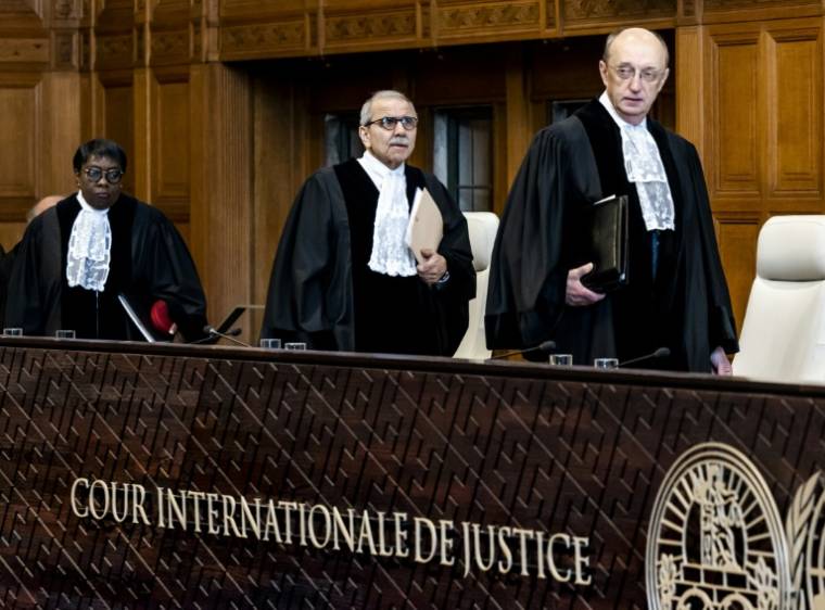 Le président de la Cour, Nawaf Salam (c), arrive au premier jour de l'audience sur la requête déposé par le Mexique contre l'Équateur à la CIJ, le 29 avril 2024 à La Haye ( ANP / Remko de Waal )