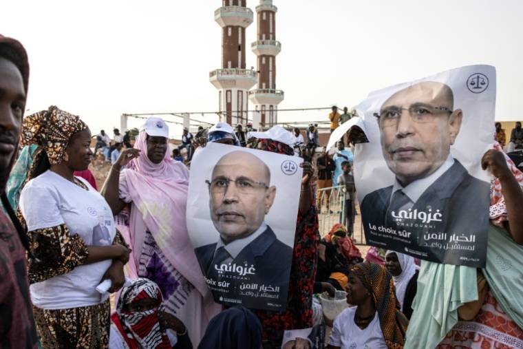 Des partisans du président mauritanie sortant en campagne Mohamed Ould Ghazouani en meeting à Nouakchott le 25 juin 2024. ( AFP / JOHN WESSELS )