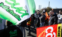 Des employés de Michelin se rassemblent lors d'une manifestation devant l'usine Michelin de Combaude à Clermont-Ferrand, le 8 novembre 2024 ( AFP / JEAN-PHILIPPE KSIAZEK )