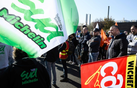 Des employés de Michelin se rassemblent lors d'une manifestation devant l'usine Michelin de Combaude à Clermont-Ferrand, le 8 novembre 2024 ( AFP / JEAN-PHILIPPE KSIAZEK )