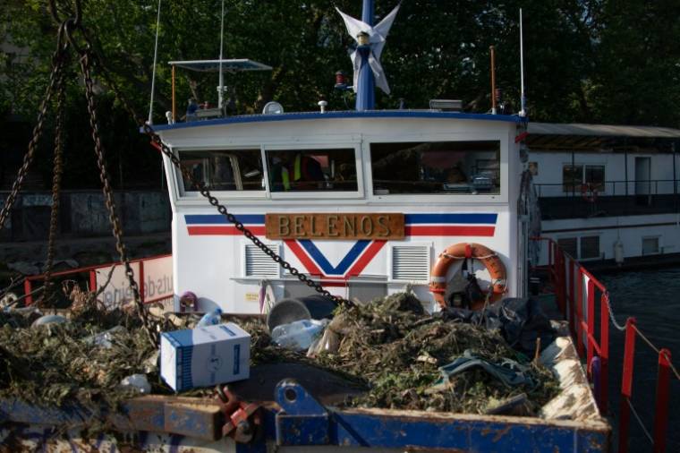 Récolte de déchets dans la Seine par le bateau dépollueur Bénélos à Levallois-Perret à la lisière de Paris, le 8 juin 2023 ( AFP / - )