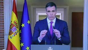 Un écran de télévision montre le Premier ministre espagnol Pedro Sanchez annonçant qu'il reste à son poste, le 29 avril 2024 à Madrid ( AFP / Thomas COEX )