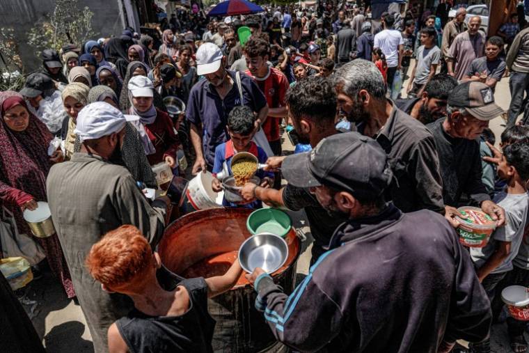 Distribution alimentaire à Deir el-Balah, dans le centre de la bande de Gaza, le 13 mai 2024 ( AFP / - )