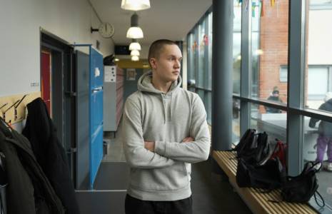 Etu Varis, ancien élève de l'école Itä-Suomen, à Lappeenranta, en Finlande, le 17 avril 2024 ( AFP / Alessandro RAMPAZZO )