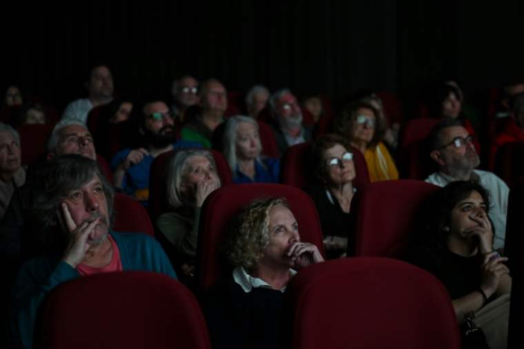 Des spectateurs regardent le documentaire "Traslados" sur les "vols de la mort" de la dictature argentine, dans un cinéma de Buenos Aires le 17 septembre 2024 ( AFP / LUIS ROBAYO )