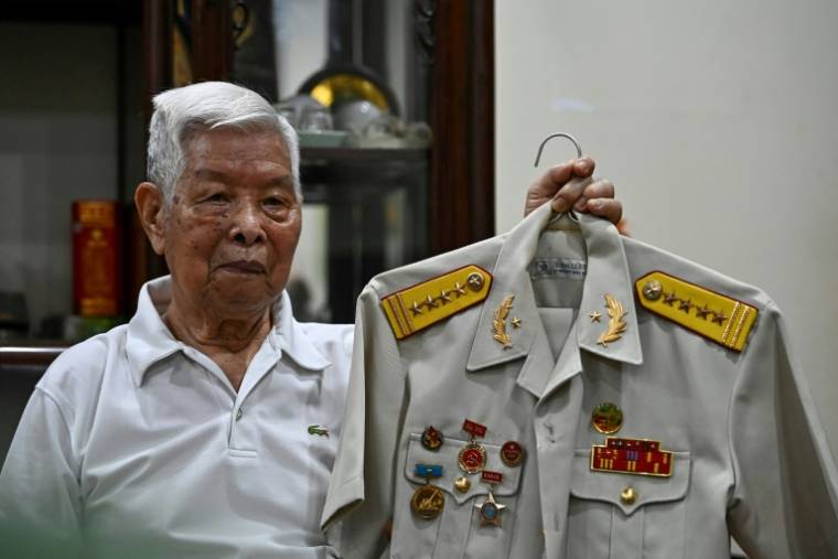 Hoang Vinh, un vétéran vietnamien de la bataille de Dien Bien Phu en 1954, avec son uniforme et ses médailles, chez lui à Hanoï le 24 avril 2024 ( AFP / Nhac NGUYEN )