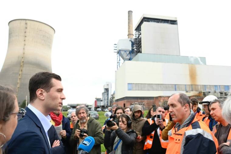 Jordan Bardella (à gauche) est venu écouter les salariés de la centrale à charbon de Saint-Avold, en Moselle, le 7 mai 2024 ( AFP / Jean-Christophe VERHAEGEN )