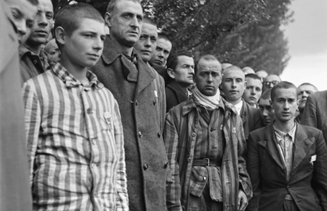 Des prisonniers français observent une minute de silence, le 29 avril 1945, lors de la libération du camp de Dachau, près de Munich, en Allemagne ( AFP / Eric Schwab )