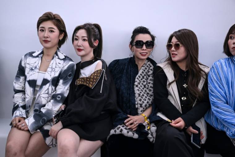 Des spectatrices du défilé "Voyager" de Louis Vuitton à Shanghai, le 18 avril 2024 ( AFP / Hector RETAMAL )