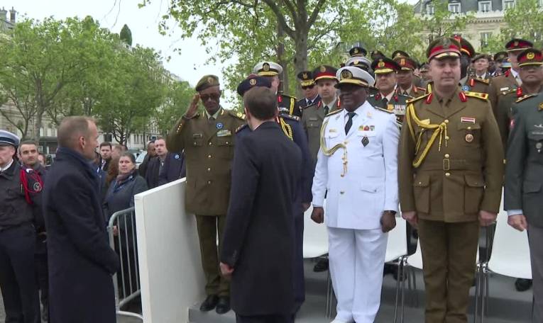 Cérémonie du 8-Mai: Emmanuel Macron salue des anciens combattants