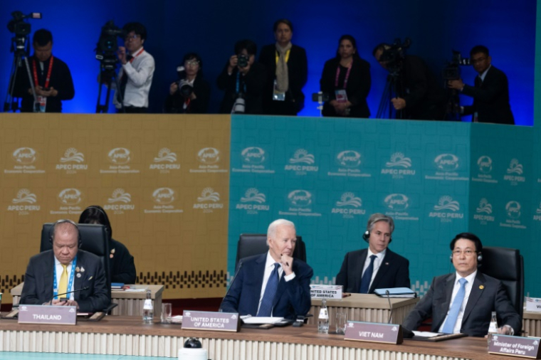 Le président américain Joe Biden est assis aux côtés du ministre du commerce de Thaïlande, Pichai Naripthaphan (à gauche), et du président du Viêt Nam, Luong Cuong (à droite), lors du dialogue informel des dirigeants du sommet de la Coopération économique Asie-Pacifique (Apec), à Lima, au Pérou, le 15 novembre 2024 ( AFP / SAUL LOEB )