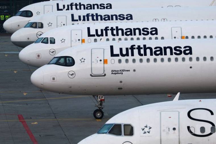 Des avions la Lufthansa stationnés à l'aéroport de Francfort en Allemagne
