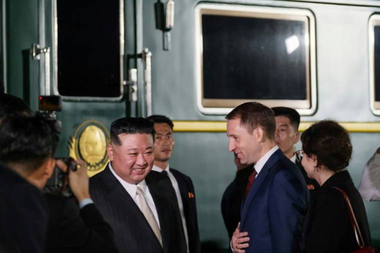 Le dirigeant nord-coréen Kim Jong Un  (g) accueilli par le ministre russe des Ressources naturelles et de l'Environnement, Alexander Kozlov, à son arrivée à la gare de Khasan, le 12 septembre 2023 en Russie ( Ministère russe des Ressources naturelles et de l'Environnement  / Handout )