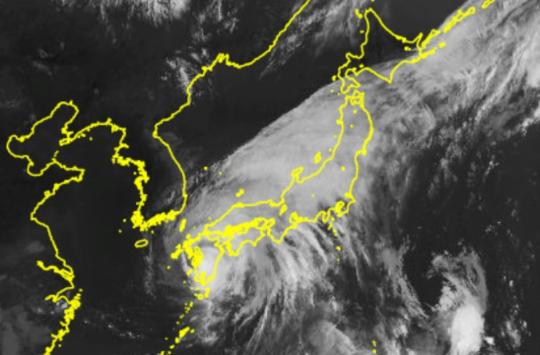 L'immagine è stata ripresa dal satellite "Himawari" Dall'Agenzia meteorologica giapponese del tifone Shanshan (in basso a sinistra) che si muove sull'area di Kyushu, il 29 agosto 2024 in Giappone (Agenzia meteorologica giapponese/Dispensa)