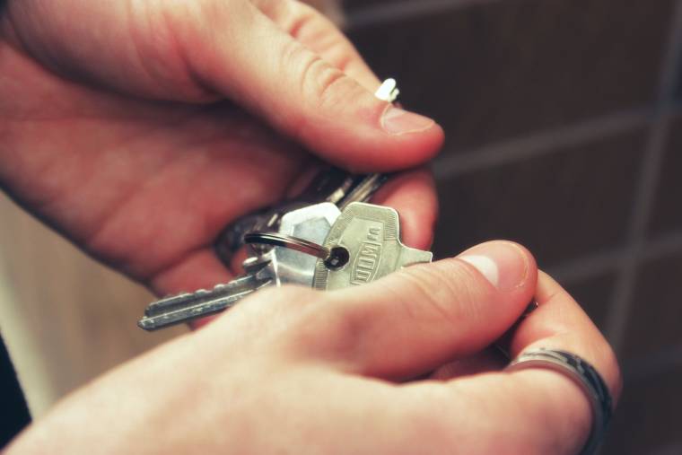 Le bailleur affirme que l'ancien locataire n'a jamais rendu les clés de son logement. Illustration. (Pixabay / Sephelonor)