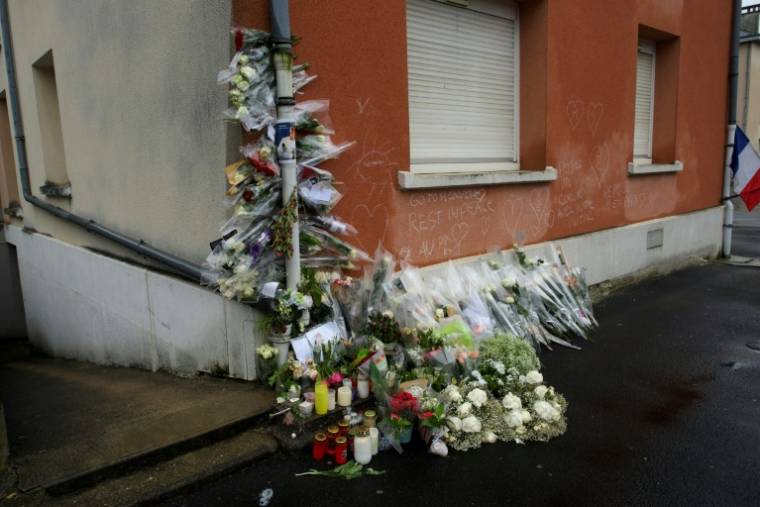 Des fleurs déposées en hommage à Matisse à l'endroit où l'adolescent a été tué, le 4 mai 2024 à Châteauroux ( AFP / Guillaume SOUVANT )