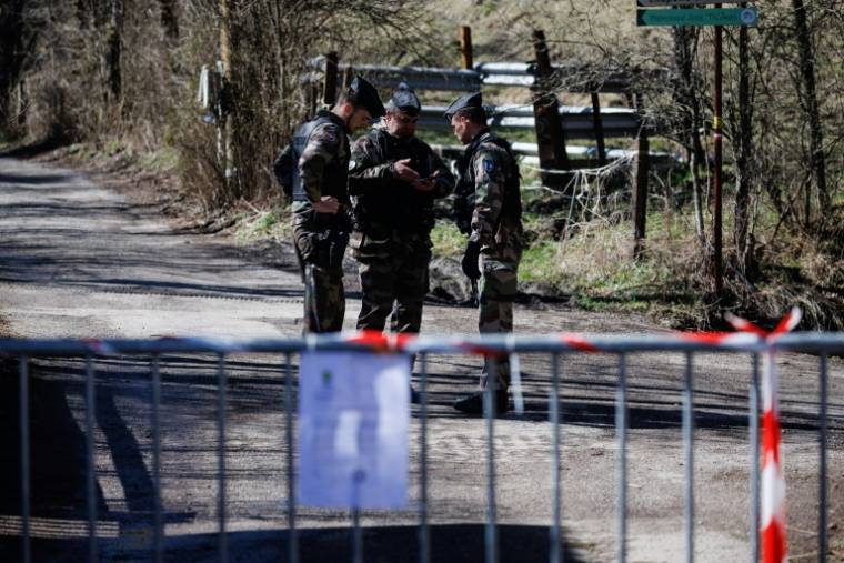 Des gendarmes lors de nouvelles recherches autour du village du Haut-Vernet après la découverte d'ossement du petit Emile porté disparu l'été dernier, le 2 avril 2024 dans les Alpes-de-Haute-Provence ( AFP / CLEMENT MAHOUDEAU )