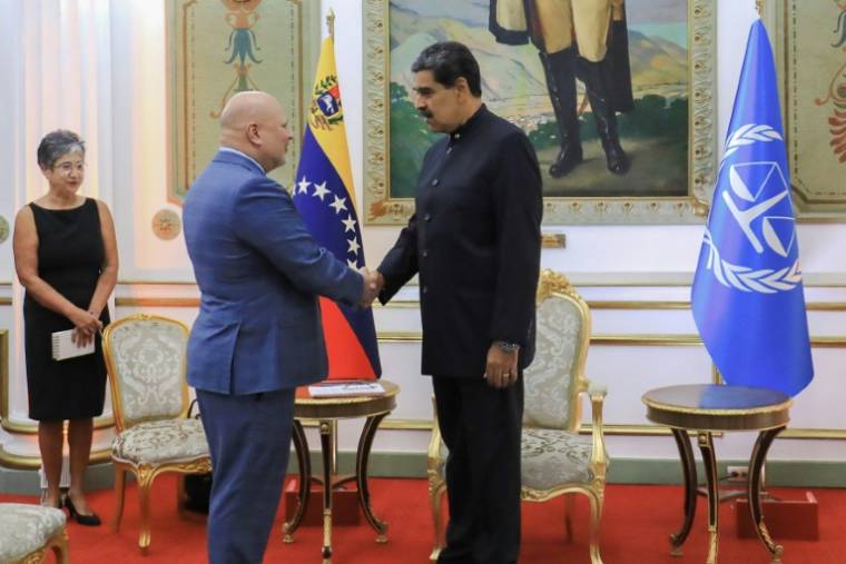 Photo diffusée par la présidence vénézuélienne du procureur de la Cour pénale internationale (CPI) Karim Khan (g) et le président vénézuélien Nicolas Maduro, le 22 avril 2024 à Caracas ( Présidence vénézuélienne / JHONN ZERPA )