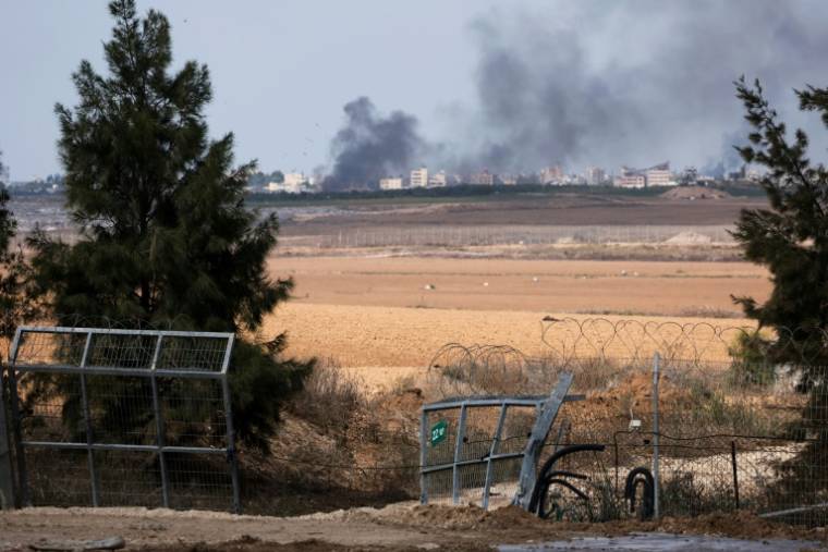 Une barrière brisée du kibboutz de Kfar Aza par laquelle seraient entrés des commandos du Hamas, le 10 octobre 2023 ( AFP / Thomas COEX )