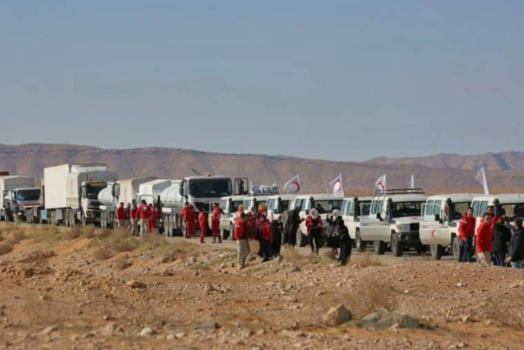 Un convoi d'aide humanitaire du Croissant rouge arrive au camp de déplacés syriens de Rokbane, le long de la frontière syrienne avec la Jordanie, le 6 février 2019 ( Syrian Red Crescent / - )