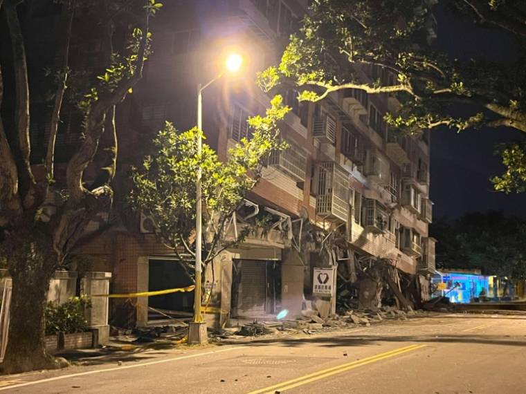 Photo publiée par l'Agence centrale de presse de Taïwan (CNA), le 23 avril 2024, du bâtiment du Marshal Hotel à Hualien, déjà été endommagé lors du tremblement de terre du 3 avril, s'inclinant davantage sur le côté après une série de tremblements de terre pendant la nuit ( CNA / - )