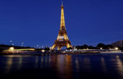 Les anneaux olympiques exposés au premier étage de la Tour Eiffel