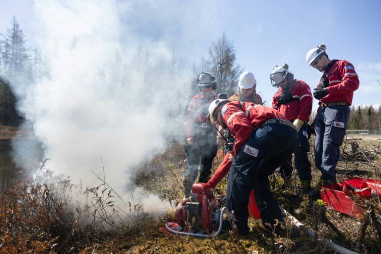 Des pompiers en formation avec la Société de protection des forêts contre le feu (Sopfeu), à la base militaire de Valcartier, près de la ville de Québec, le 1er mai 2024 ( AFP / Alexis Aubin )