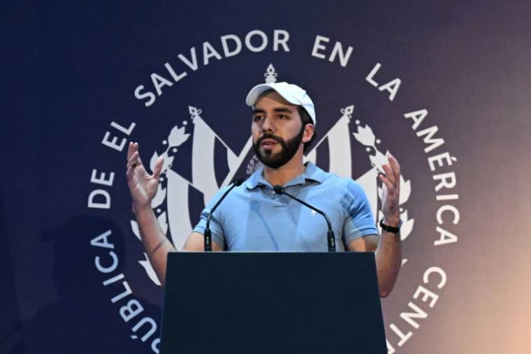 Le président salvadorien Nayib Bukele prononce un discours après avoir voté à San Salvador, le 4 février 2024 ( AFP / Marvin RECINOS )
