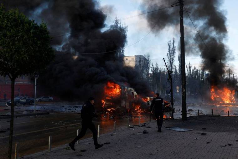 Photo d'archives de voitures incendiées après l'attaque aux missiles russe à Kyiv