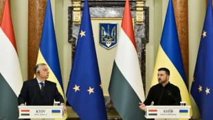 Le président ukrainien Volodymyr Zelensky (à droite) et le Premier ministre hongrois Viktor Orban (à gauche) lors d'une conférence de presse à Kiev, le 2 juillet 2024 ( AFP / Genya SAVILOV )