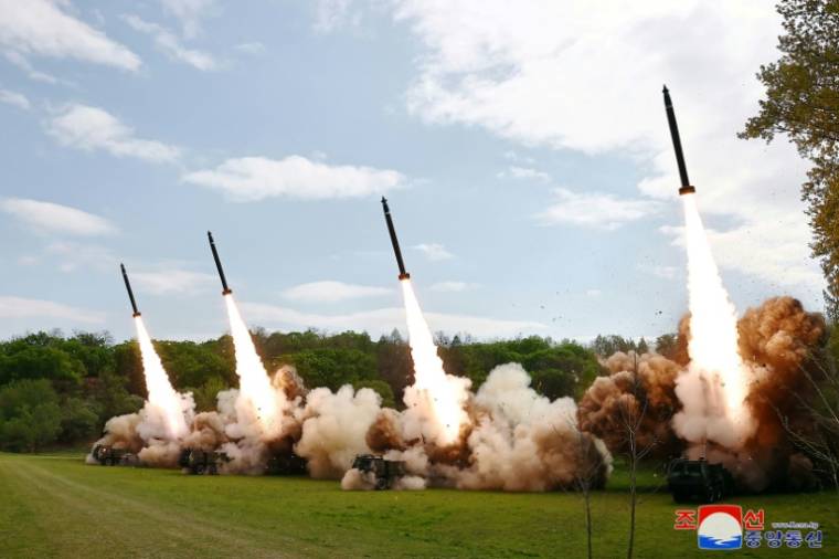 Cette photo prise le 22 avril 2024 et diffusée le lendemain montre le lancement de missiles lors d'un exercice militaire simulant "une contre-attaque nucléaire", dans un lieu non divulgué en Corée du Nord ( KCNA VIA KNS / STR )