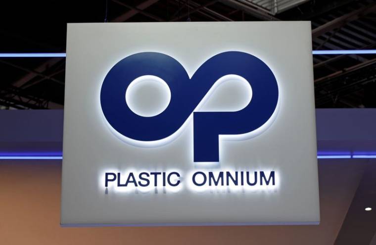 Un logo Plastic Omnium lors du Mondial de l'Auto 2018 à Paris