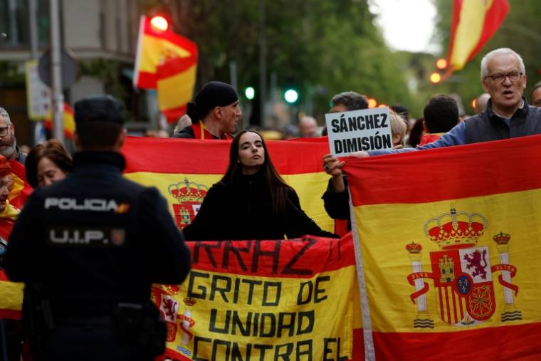 Des manifestants réclament la démission du Premier ministre espagnol Pedro Sanchez, le 26 avril 2024 à Madrid ( AFP / OSCAR DEL POZO )