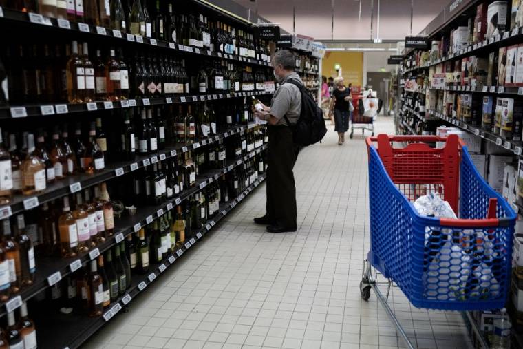 Un présentoir de vins dans un supermarché de Toulouse, le 4 septembre 2023.  ( AFP / CHARLY TRIBALLEAU )
