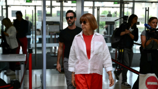 Gisèle P., suivie de son fils Florent P, arrive à la cour criminelle de Vaucluse, le 5 septembre 2024 à Avignon ( AFP / Christophe SIMON )